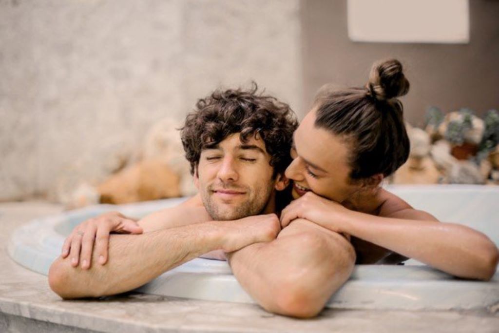What are the benefits of couple massage